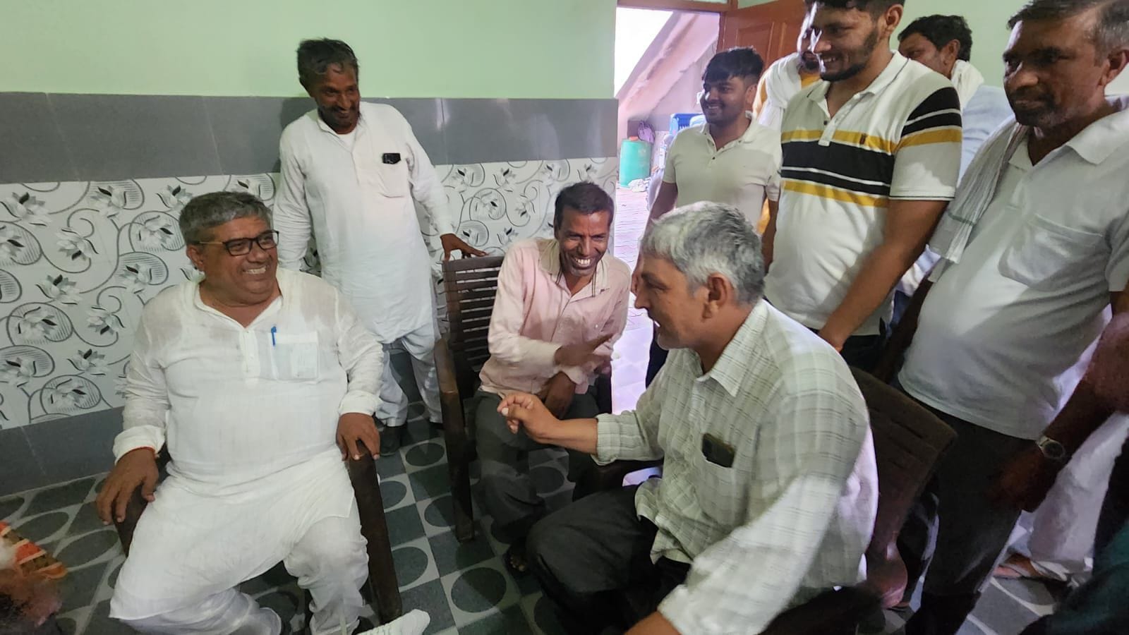 06जेएनडी22 : अपने कार्यालय में कार्यकर्ताओं के बीच बैठकर मतदान का गुणा-भाग करते भाजपा प्रत्याशी 06जेएनडी22 : अपने कार्यालय में कार्यकर्ताओं के बीच बैठकर मतदान का गुणा-भाग करते भाजपा प्रत्याशी