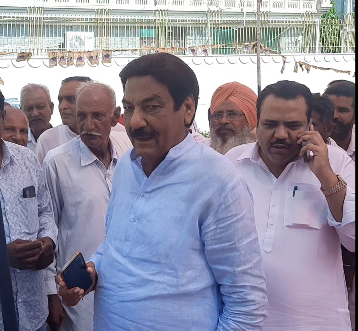 ऐलनाबाद से प्रत्याशी अभय सिंह चोटाला अपने पोते उधम चौटाला के साथ । संवाद ऐलनाबाद से प्रत्याशी अभय सिंह चोटाला अपने पोते उधम चौटाला के साथ । संवाद