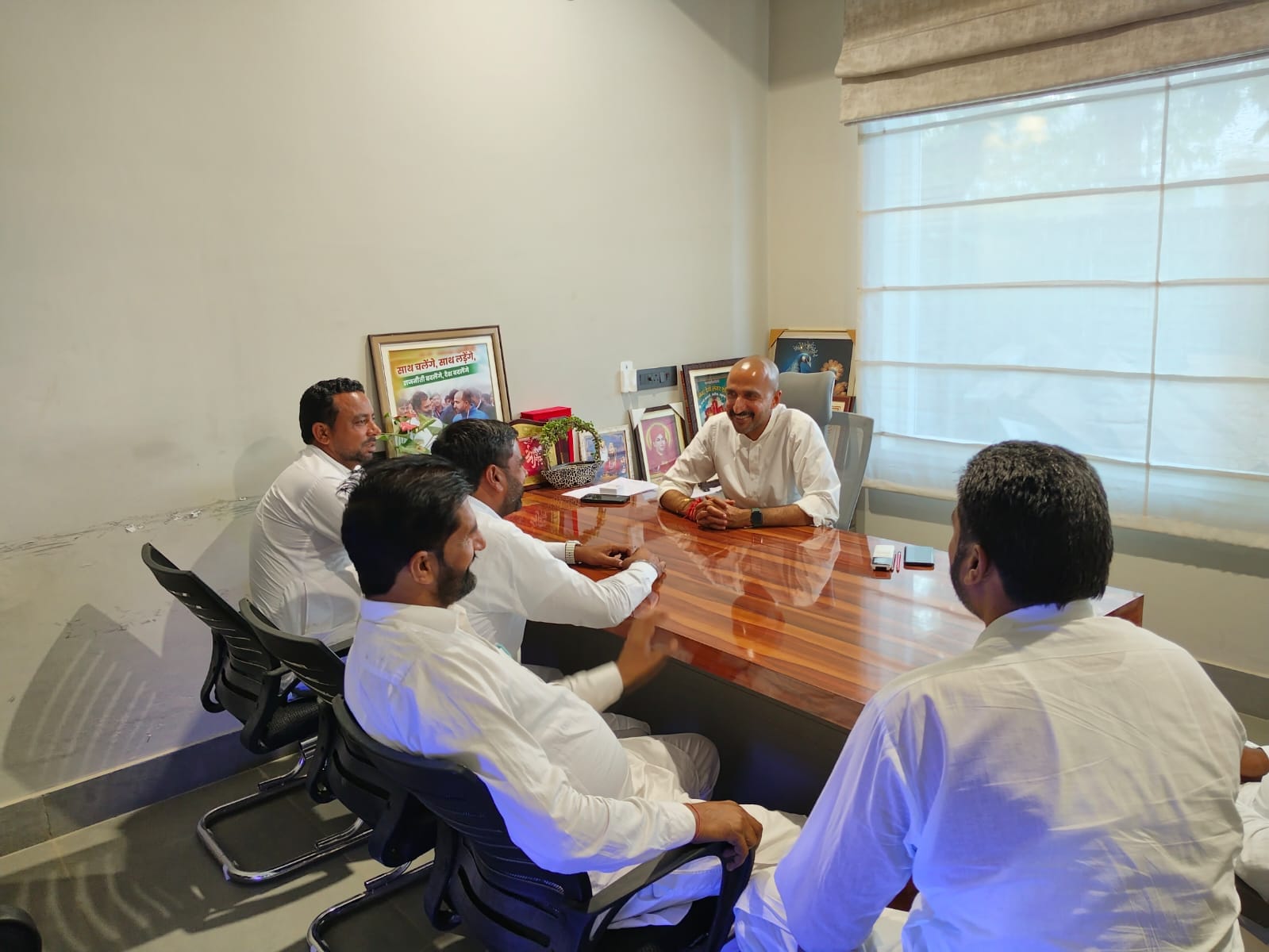 ऐलनाबाद से प्रत्याशी अभय सिंह चोटाला अपने पोते उधम चौटाला के साथ । संवाद ऐलनाबाद से प्रत्याशी अभय सिंह चोटाला अपने पोते उधम चौटाला के साथ । संवाद