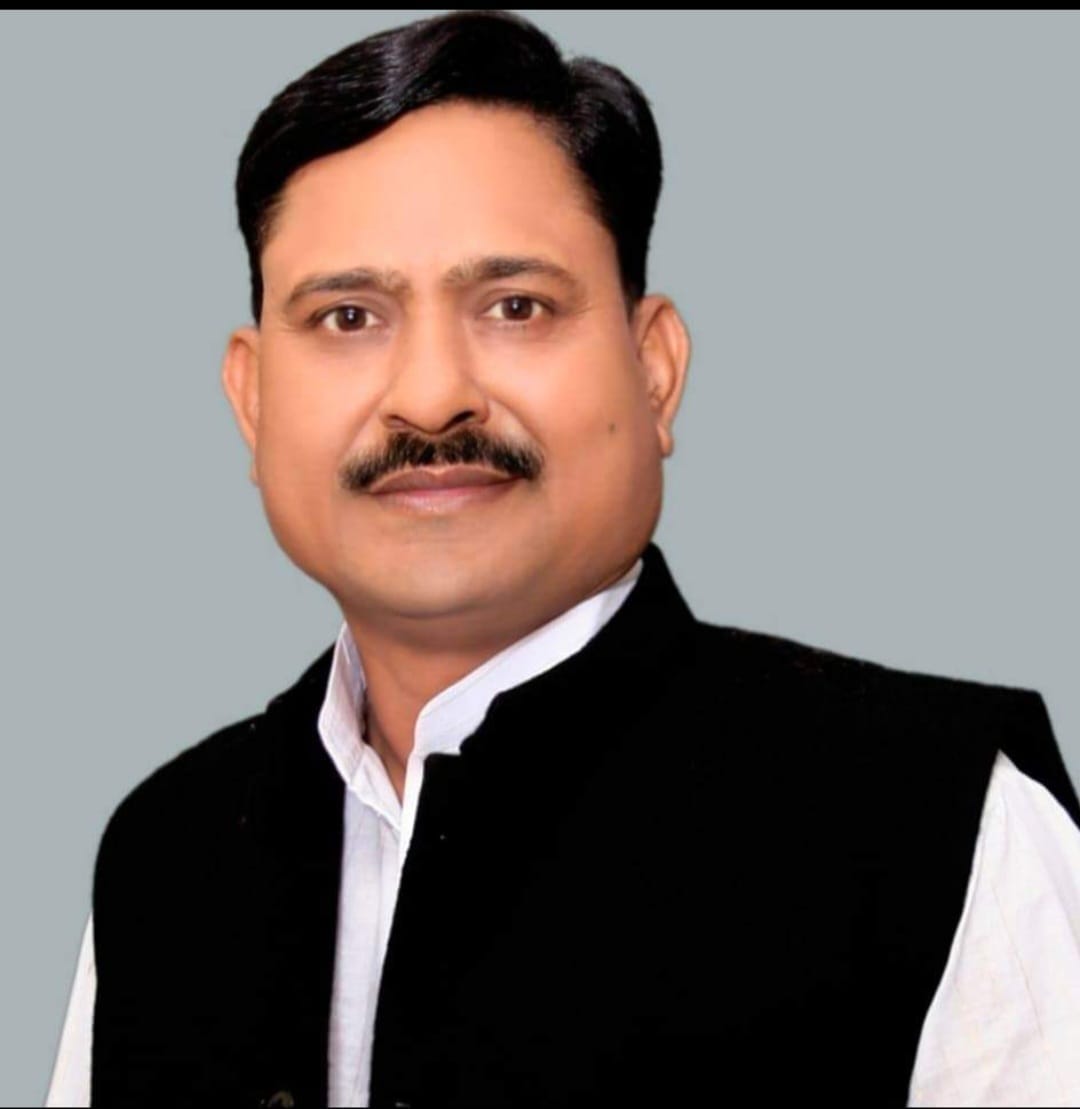 बरखेड़ा ब्लॉक तिराहे से नबाबगंज मोड़ तक खुदी पड़ी सड़क।संवाद