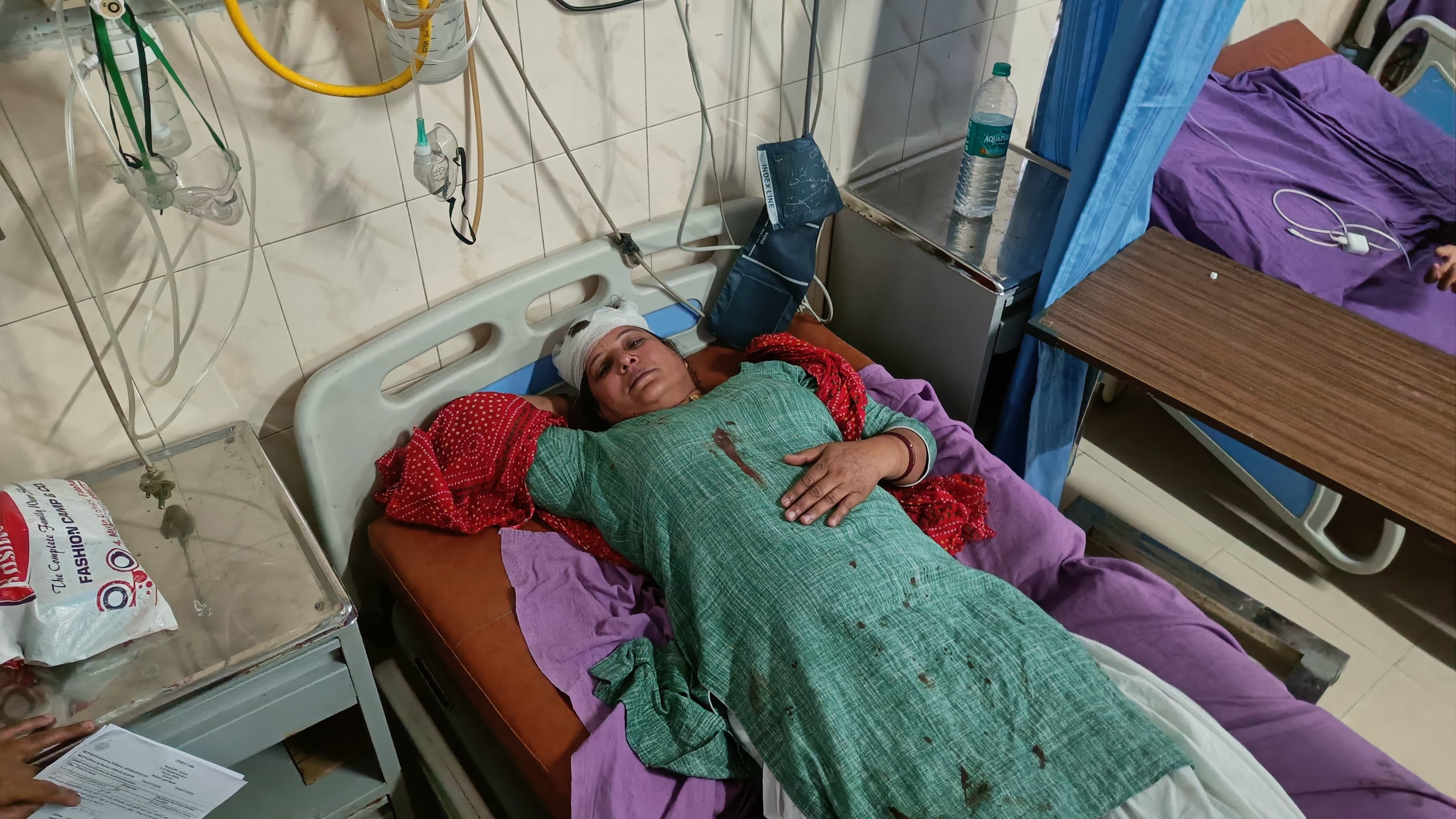 फतेहाबाद के मातूराम कॉलोनी में घर पर पथराव करते हुए युवक फतेहाबाद के मातूराम कॉलोनी में घर पर पथराव करते हुए युवक