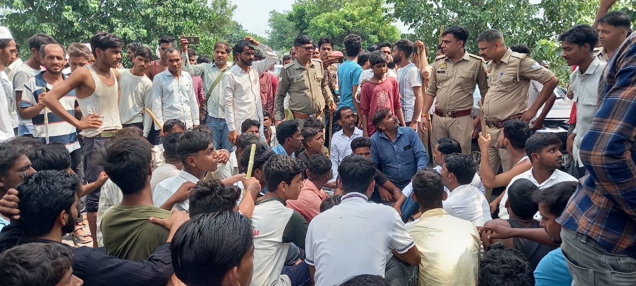 गंगाबेहड गांव में तैनात पुलिस फोर्स और कैंप किए एसडीएम और सीओ सिटी। संवाद गंगाबेहड गांव में तैनात पुलिस फोर्स और कैंप किए एसडीएम और सीओ सिटी। संवाद