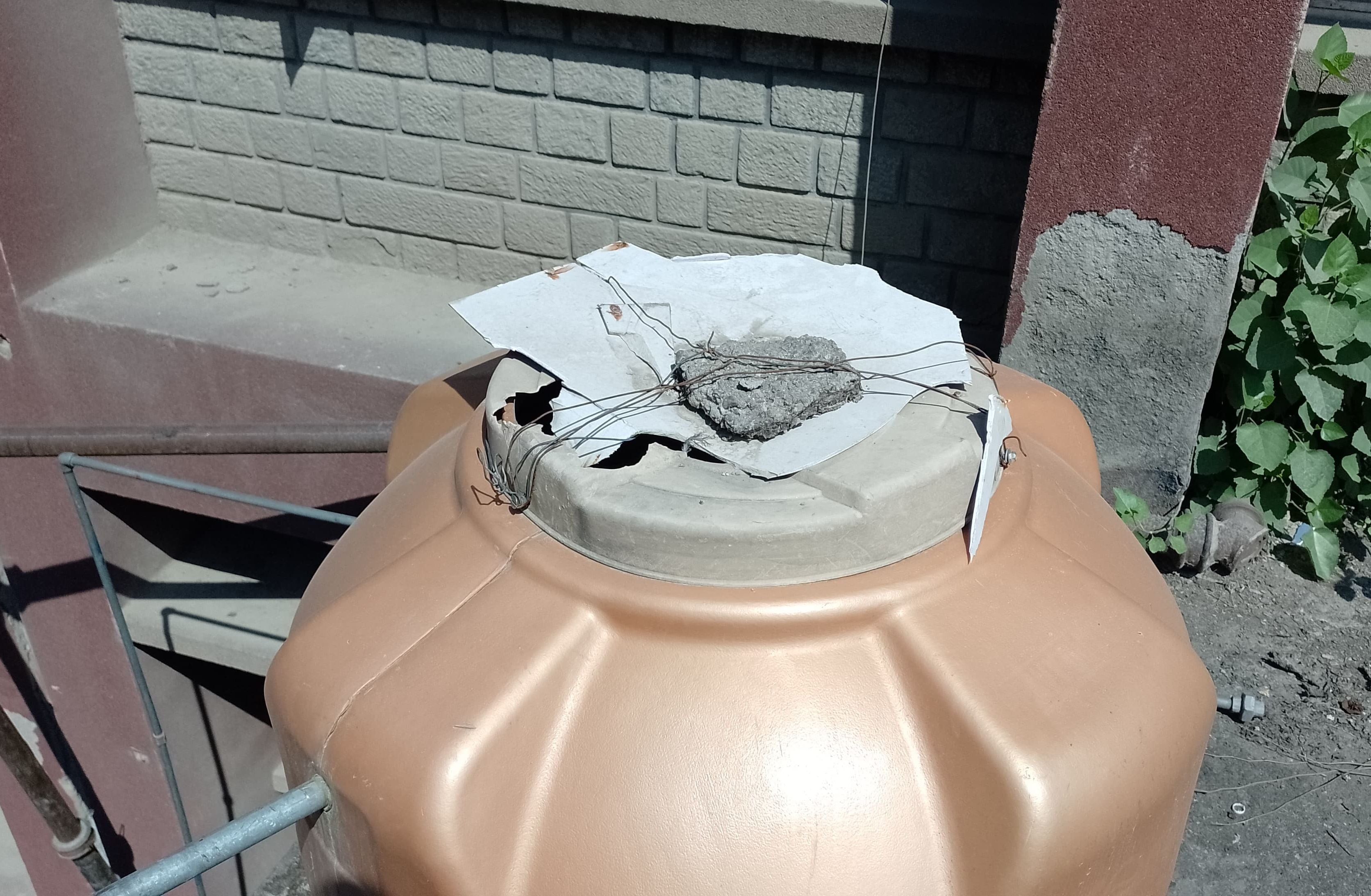जोनल अस्पताल मंडी  के वार्डों में पेयजल न होने पर बाहर लगे कूलर से पानी भरती तीमारदार महिला। सं