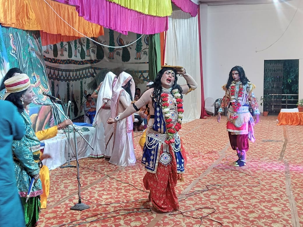 कुर्रिया कलां के गांव चौहनापुर में आयोजित रामलीला में विश्वामित्र यज्ञ रक्षा का मंचन करते कलाका