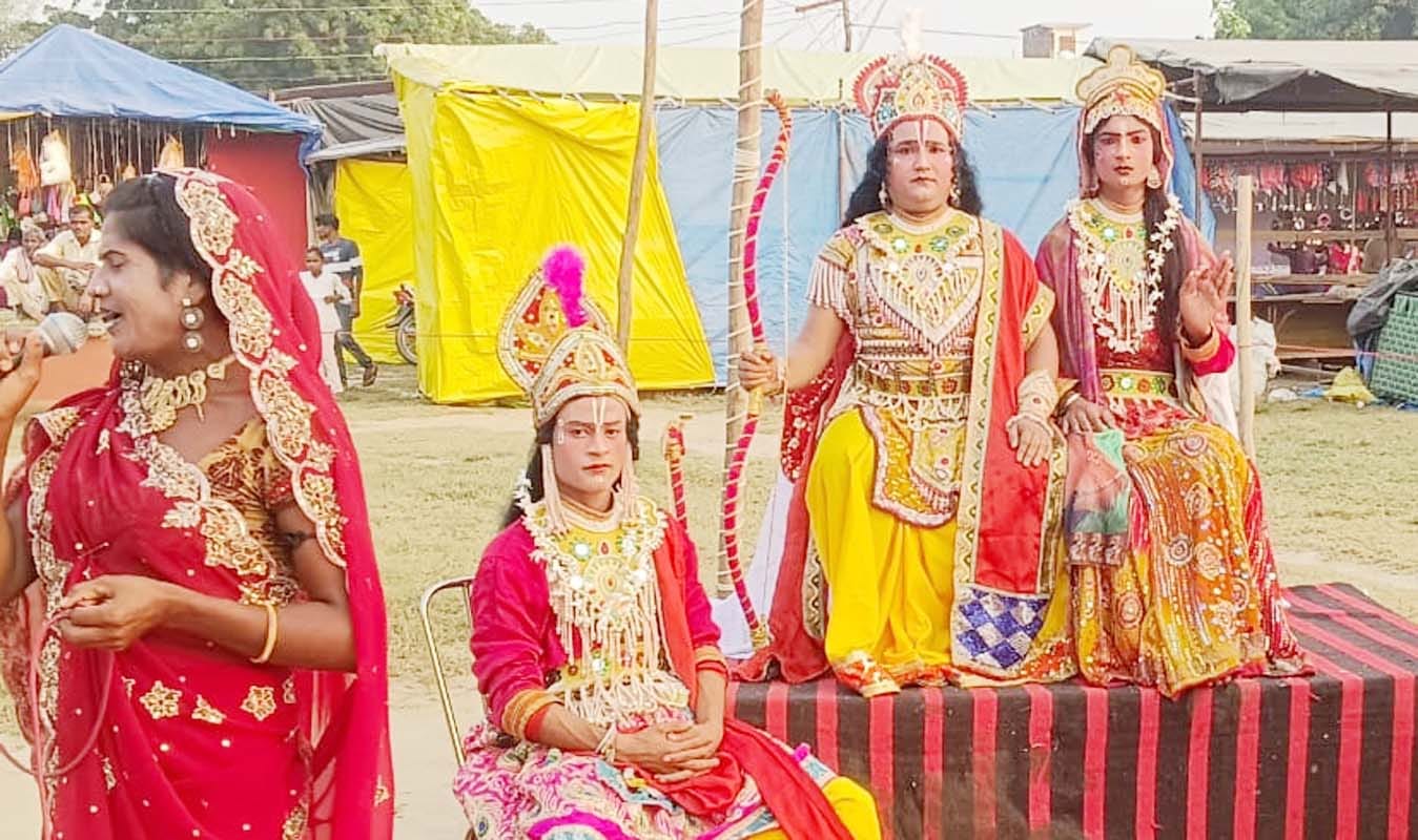 कुर्रिया कलां के गांव चौहनापुर में आयोजित रामलीला में विश्वामित्र यज्ञ रक्षा का मंचन करते कलाका