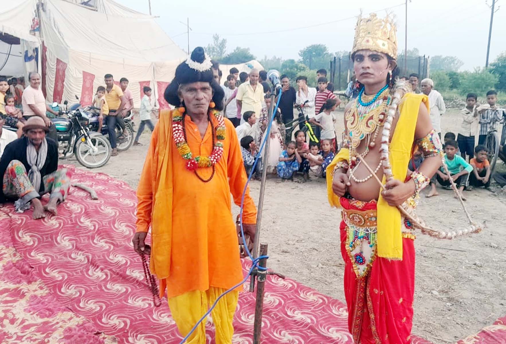 कुर्रिया कलां के गांव चौहनापुर में आयोजित रामलीला में विश्वामित्र यज्ञ रक्षा का मंचन करते कलाका