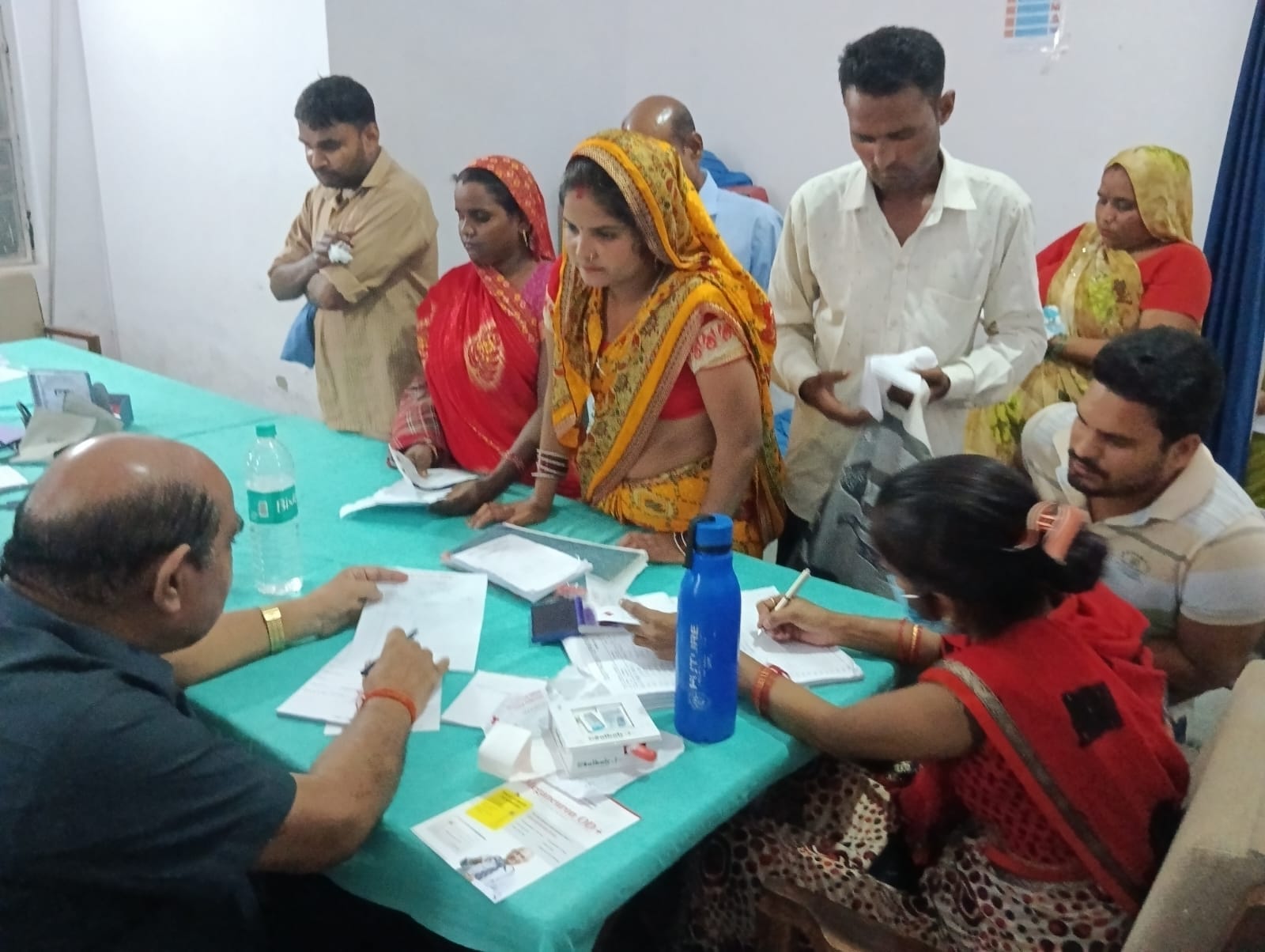 पीलीभीत के जिला चिकित्सालय में दवा वितरण कक्ष पर लगी लंबी लाइन।संवाद