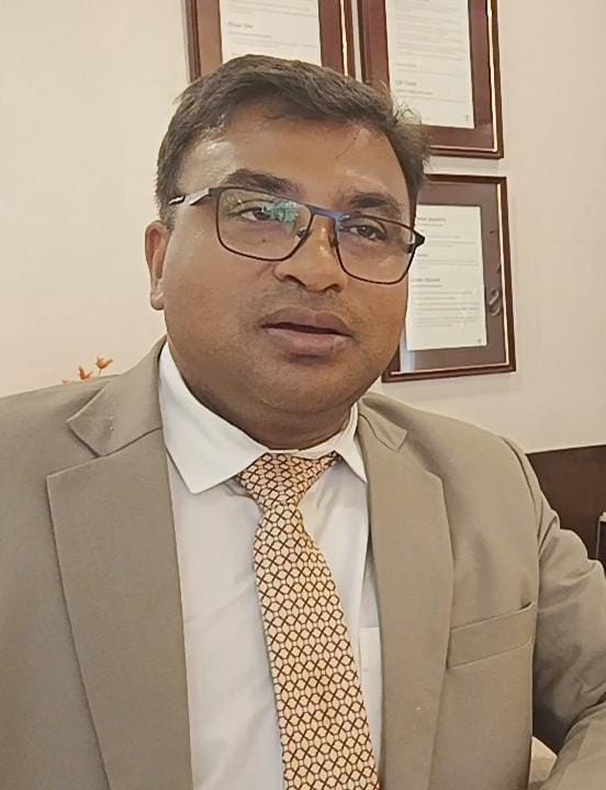 शाहजहांपुर के टाउनहाल पुल स्थित एक शोरूम पर आभूषण पसंद करतीं महिलाएं। संवाद