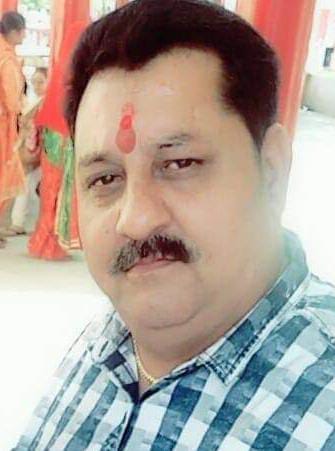 शाहजहांपुर के टाउनहाल पुल स्थित एक शोरूम पर आभूषण पसंद करतीं महिलाएं। संवाद