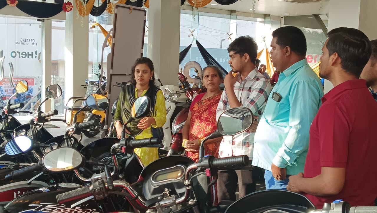 शाहजहांपुर के टाउनहाल पुल स्थित एक शोरूम पर आभूषण पसंद करतीं महिलाएं। संवाद