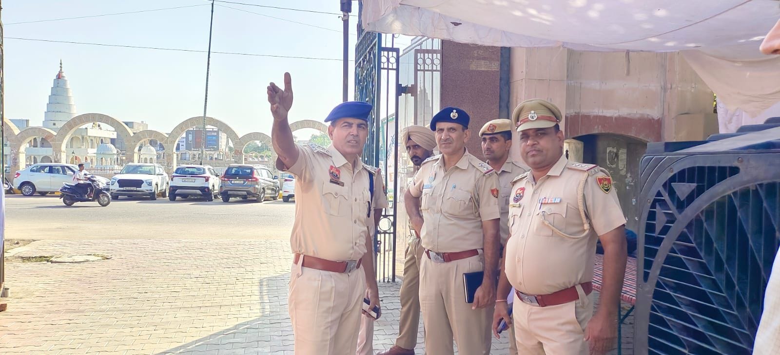 07जेएनडी04 : अर्जुन स्टेडियम के अंदर सुरक्षा व्यवस्था का जायजा लेते पुलिस अधिकारी। संवाद 07जेएनडी04 : अर्जुन स्टेडियम के अंदर सुरक्षा व्यवस्था का जायजा लेते पुलिस अधिकारी। संवाद