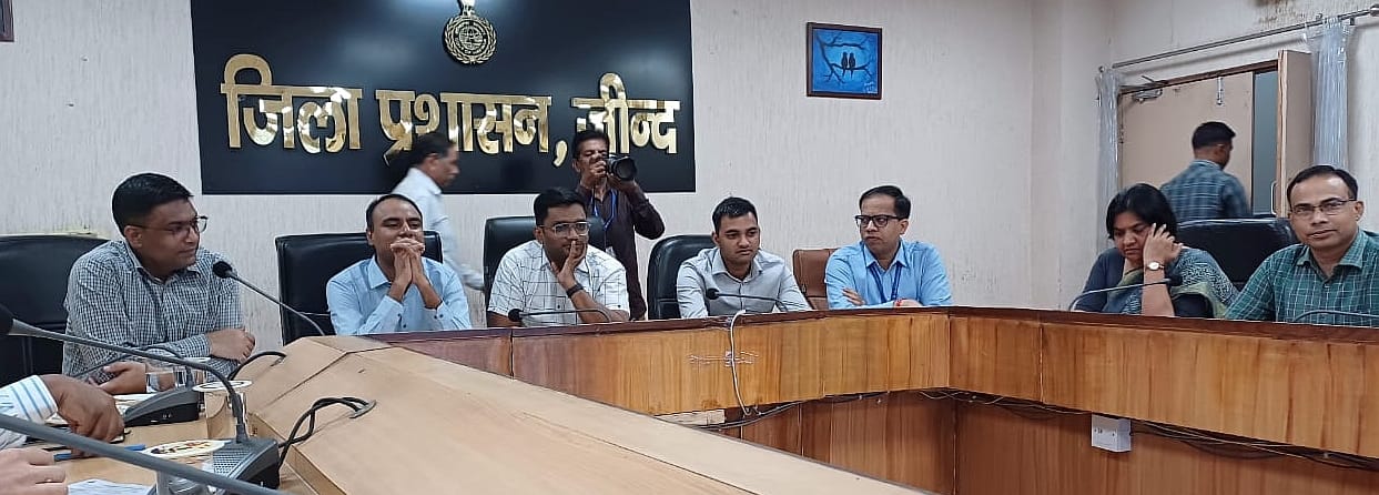 07जेएनडी04 : अर्जुन स्टेडियम के अंदर सुरक्षा व्यवस्था का जायजा लेते पुलिस अधिकारी। संवाद 07जेएनडी04 : अर्जुन स्टेडियम के अंदर सुरक्षा व्यवस्था का जायजा लेते पुलिस अधिकारी। संवाद