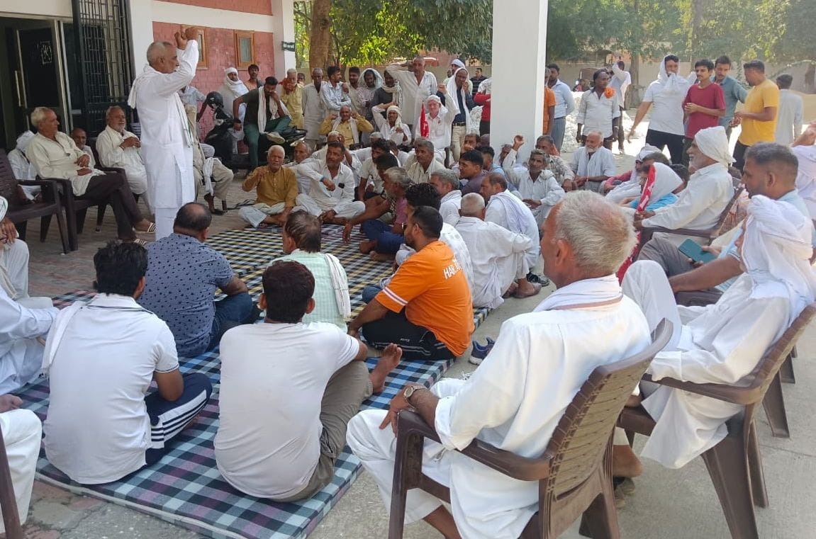 07जेएनडी11-धान की खरीद चालू करवाने को लेकर बातचीत करते हुए किसान। संवाद