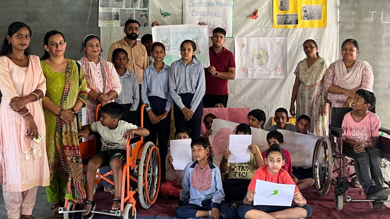 07जेएनडी12-अंतरराष्ट्रीय सेरेब्रल पाल्सी दिवस पर हुई प्रतियोगिता के विजेताओं को सम्मानित करते ह