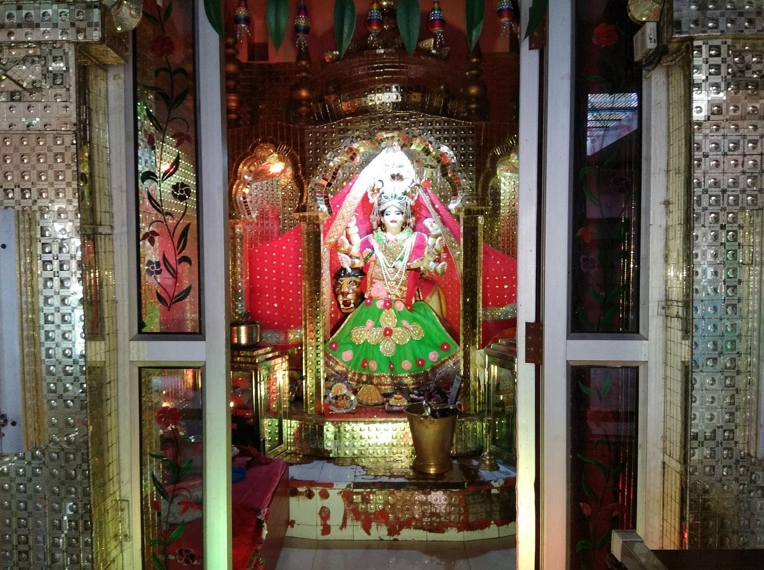 07जेएनडी19 : मां दुर्गा शक्ति पीठ मंदिर में स्थापित माता की प्रतिमा। संवाद 07जेएनडी19 : मां दुर्गा शक्ति पीठ मंदिर में स्थापित माता की प्रतिमा। संवाद