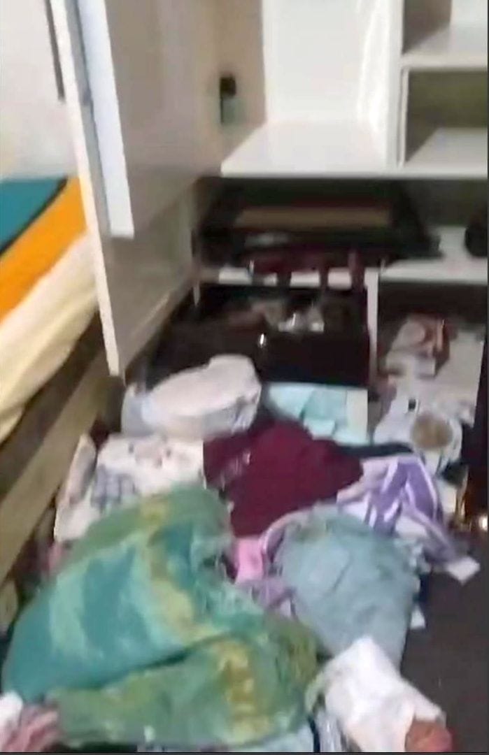 गांव दुर्जनपुर में चोरी की घटना के दौरान बिखरा सामान। गांव दुर्जनपुर में चोरी की घटना के दौरान बिखरा सामान।
