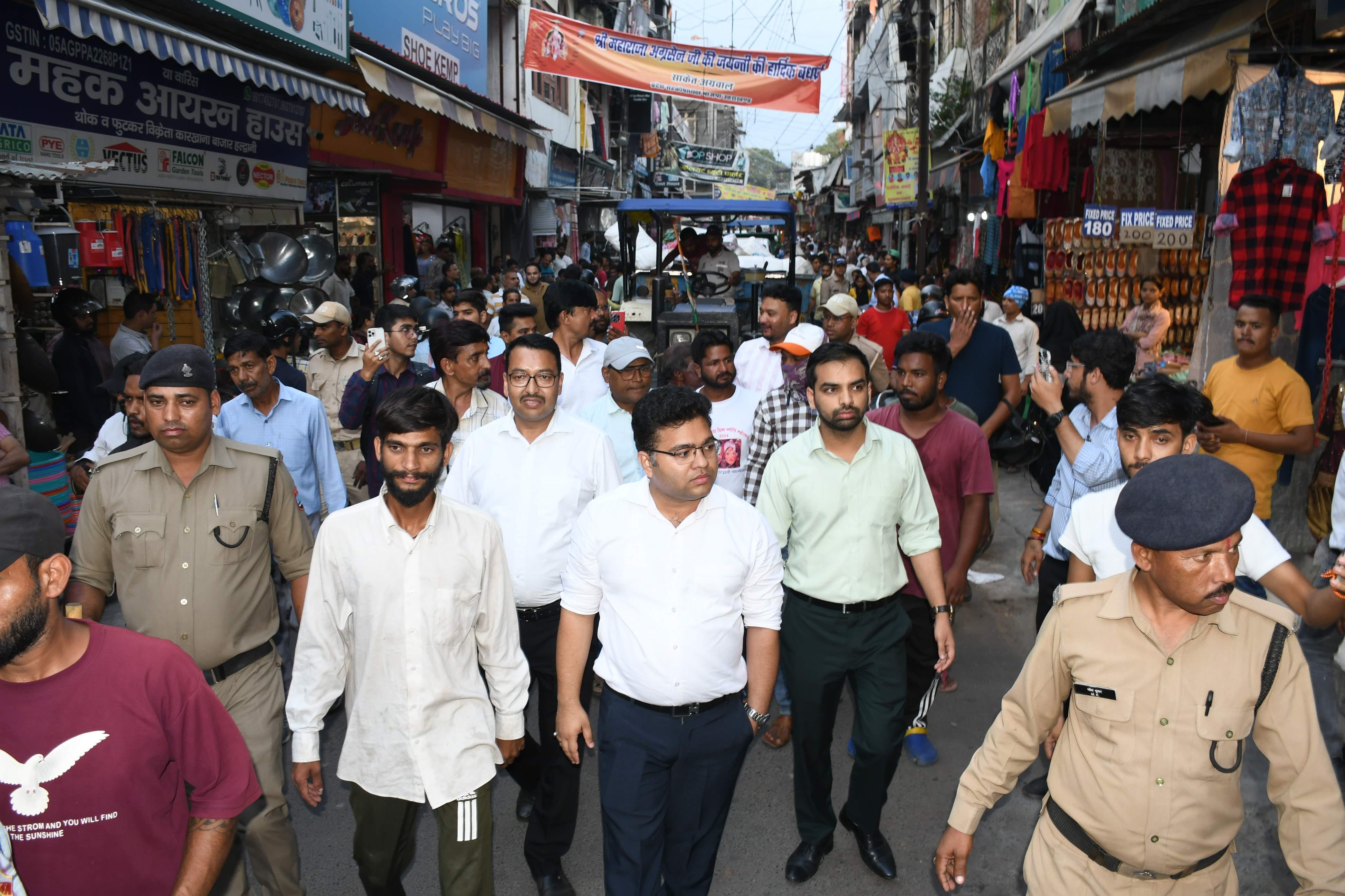 हल्द्वानी बाजार में नगर निगम व प्रशासन द्वारा संयुक्त रुप से अक्रिमण हटाए जाने के दौरान दुकानद हल्द्वानी बाजार में नगर निगम व प्रशासन द्वारा संयुक्त रुप से अक्रिमण हटाए जाने के दौरान दुकानद