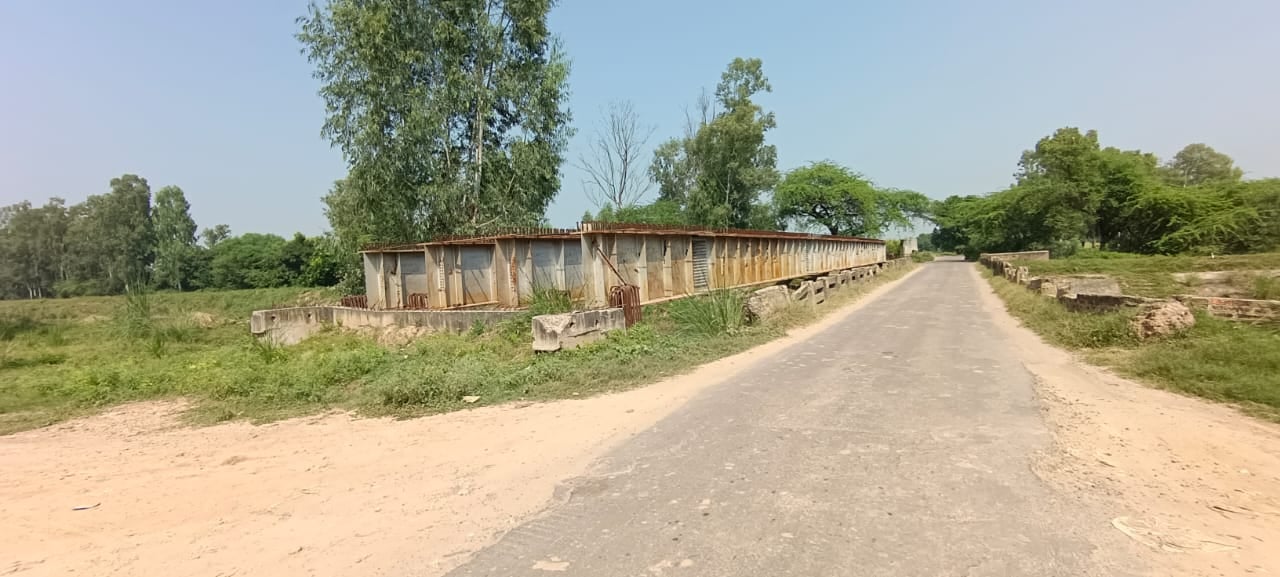 खैरा गांव के पास नहर पर अधूरा पड़ा पुल। खैरा गांव के पास नहर पर अधूरा पड़ा पुल।