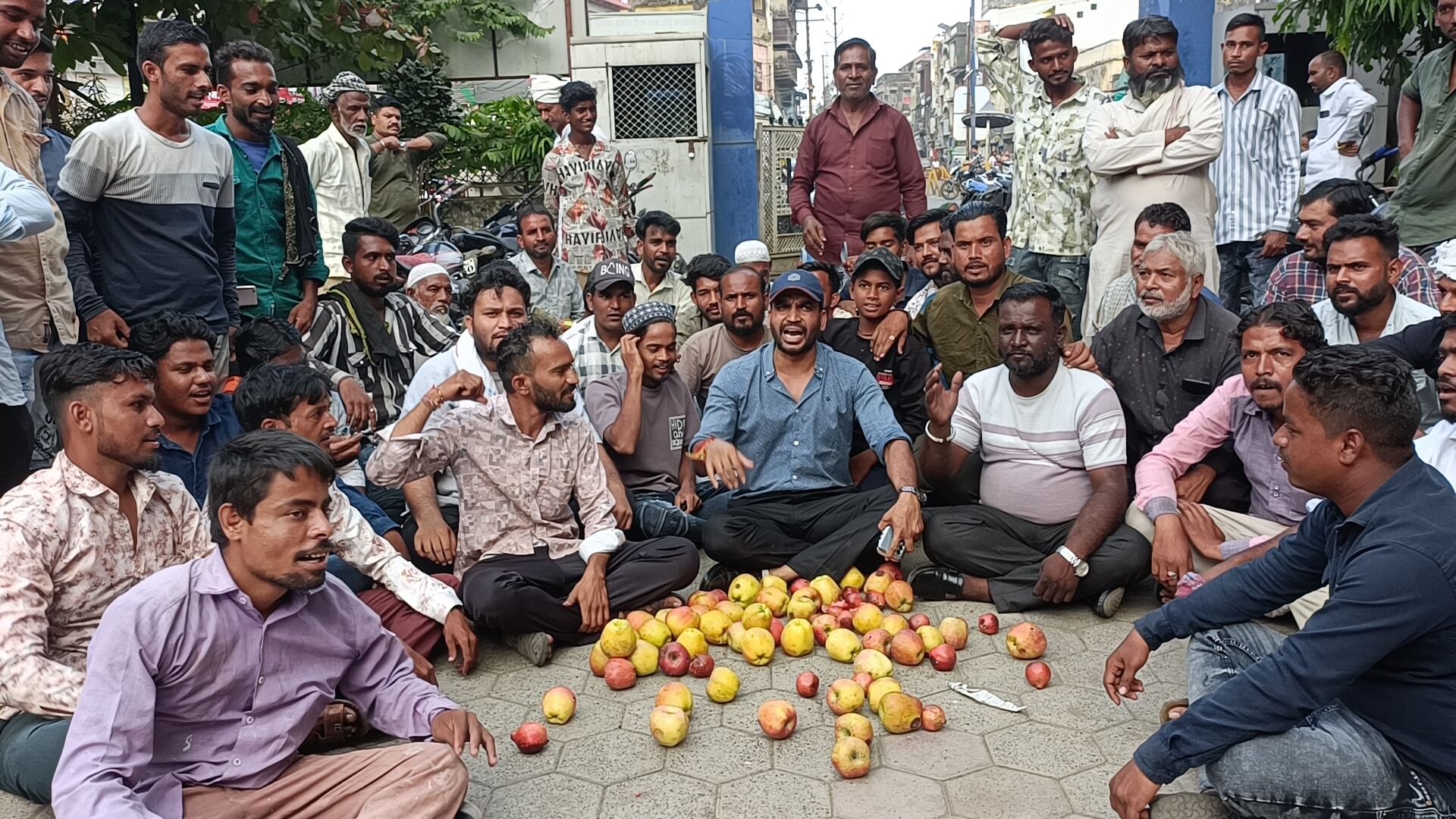 फुटकर ठेला चालकों ने निगम गेट पर दिया धरना फुटकर ठेला चालकों ने निगम गेट पर दिया धरना