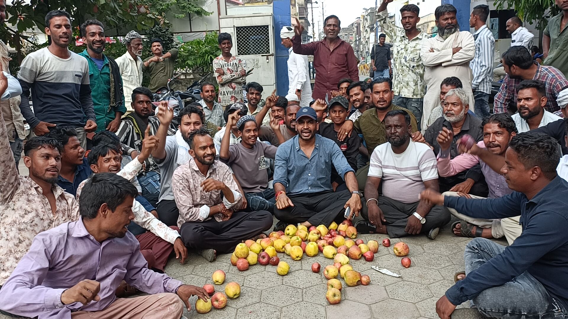 फुटकर ठेला चालकों ने निगम गेट पर दिया धरना फुटकर ठेला चालकों ने निगम गेट पर दिया धरना