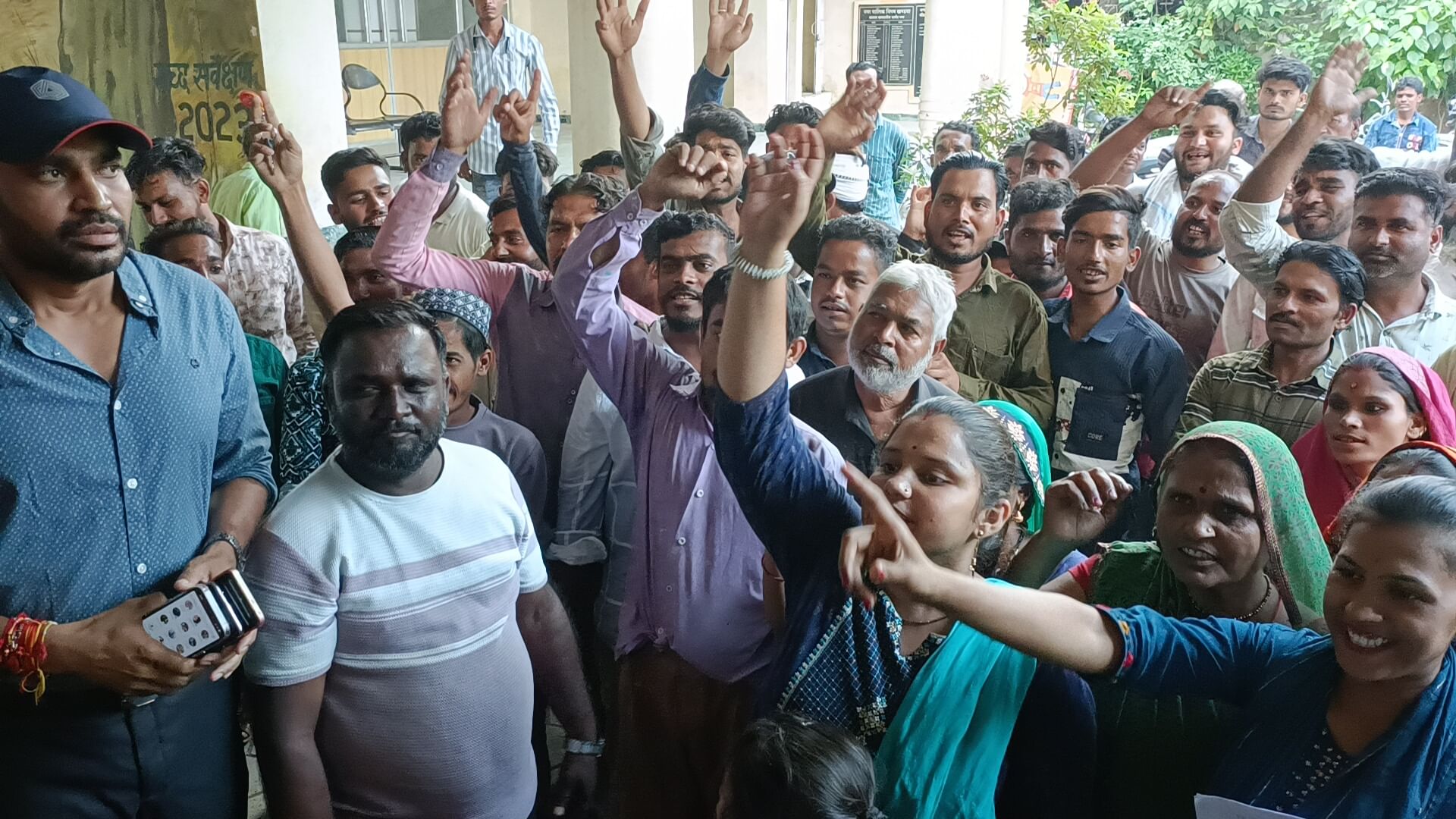 फुटकर ठेला चालकों ने निगम गेट पर दिया धरना फुटकर ठेला चालकों ने निगम गेट पर दिया धरना