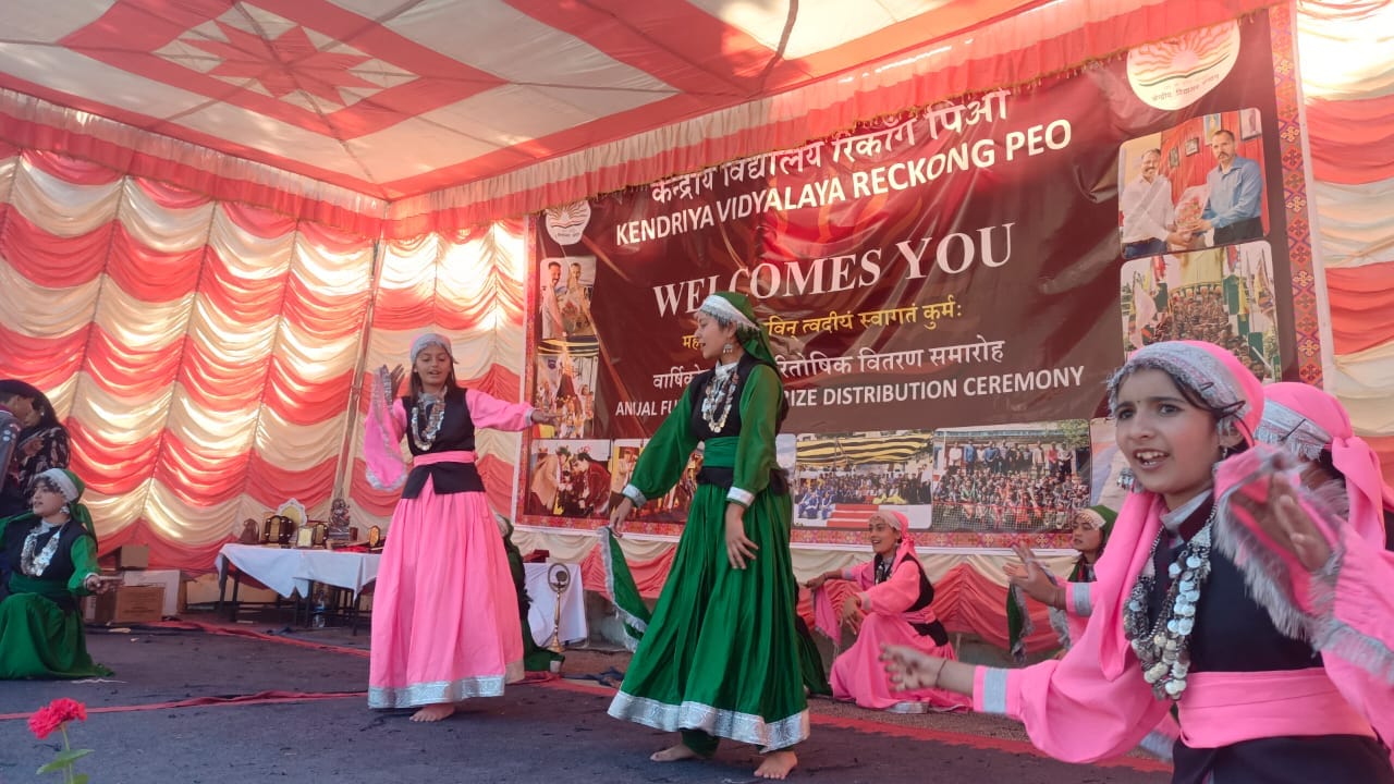 रिकांगपिओ में केंद्रीय छात्र परिषद के शपथ समारोह में प्राचार्य उतम चंद चौहान शपथ दिलाते हुए। रिकांगपिओ में केंद्रीय छात्र परिषद के शपथ समारोह में प्राचार्य उतम चंद चौहान शपथ दिलाते हुए।