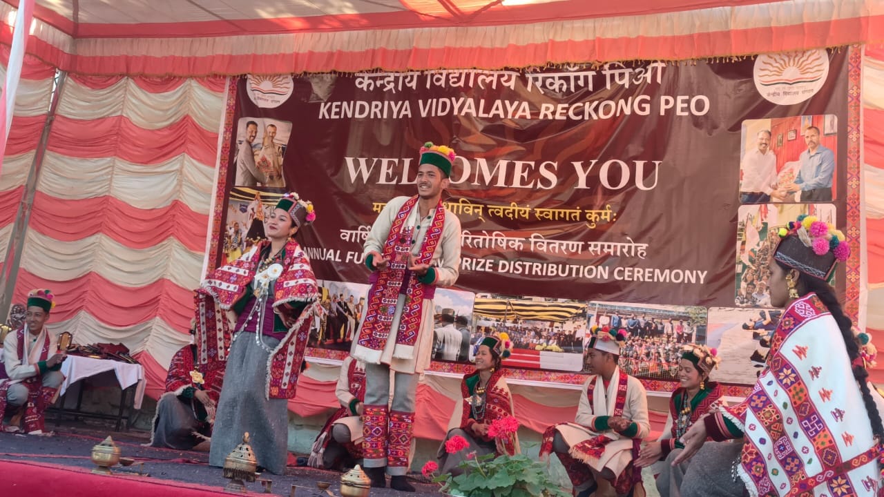 रिकांगपिओ में केंद्रीय छात्र परिषद के शपथ समारोह में प्राचार्य उतम चंद चौहान शपथ दिलाते हुए। रिकांगपिओ में केंद्रीय छात्र परिषद के शपथ समारोह में प्राचार्य उतम चंद चौहान शपथ दिलाते हुए।