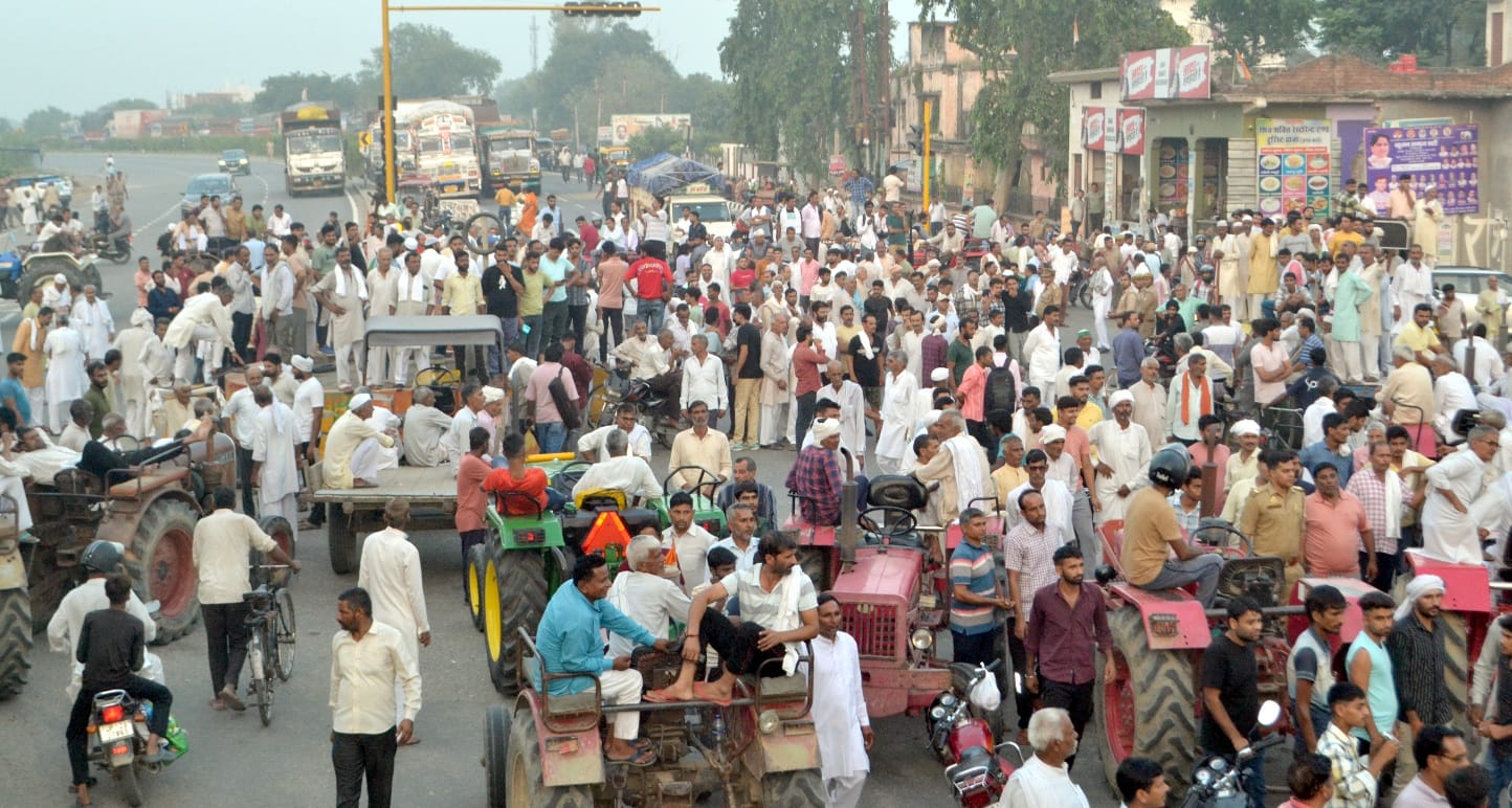 शामली में कलक्ट्रेट का गेट बंद होने पर हंगामा करते किसान । संवाद शामली में कलक्ट्रेट का गेट बंद होने पर हंगामा करते किसान । संवाद