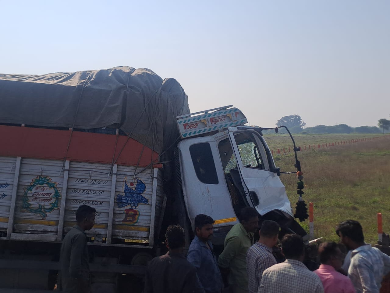 देवास रोड पर दुर्घटना...खड़े ट्रक को ट्राले ने टक्कर मारी, सडक पर सो रहे युवक की मौत