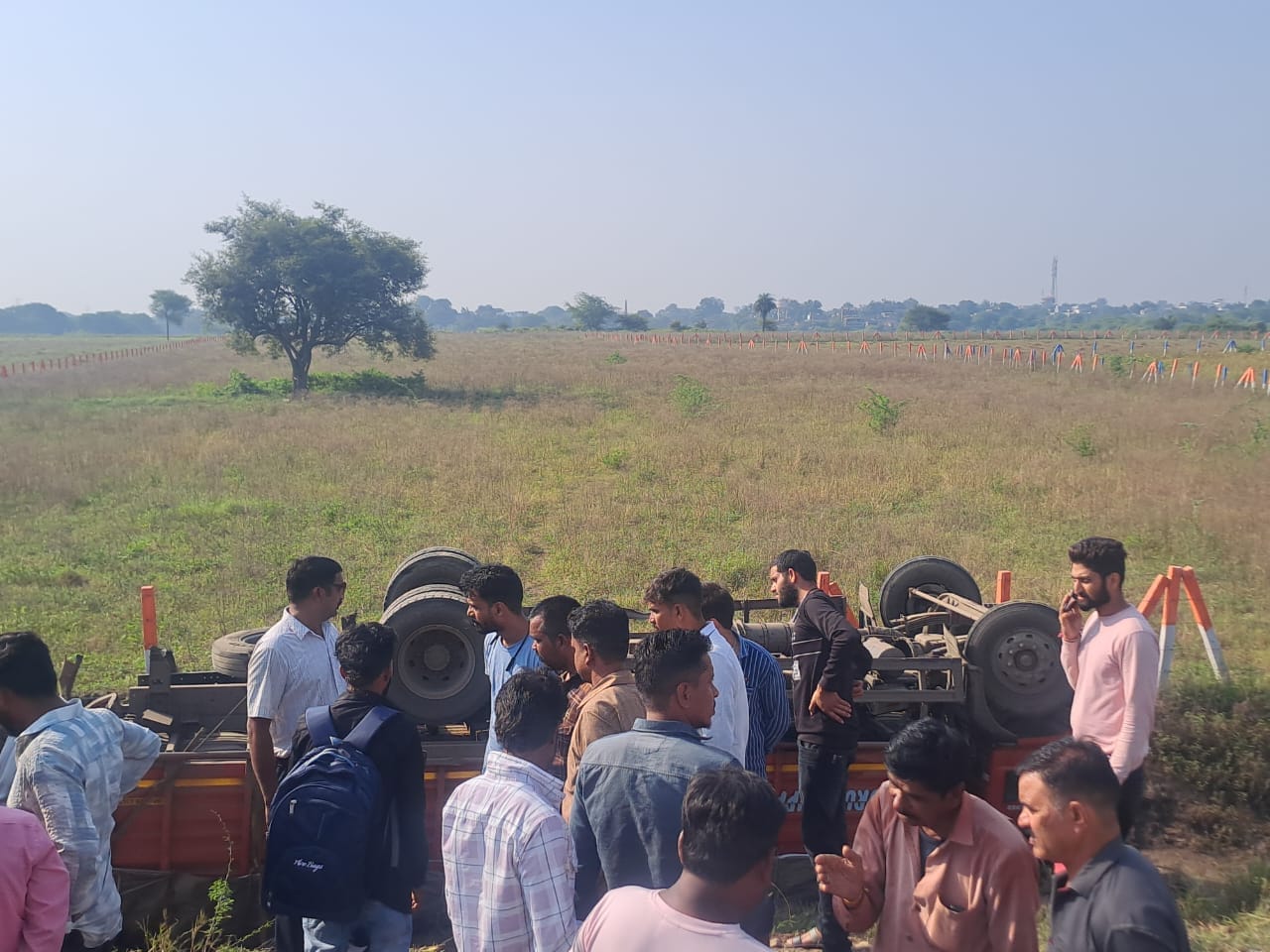 देवास रोड पर दुर्घटना...खड़े ट्रक को ट्राले ने टक्कर मारी, सडक पर सो रहे युवक की मौत