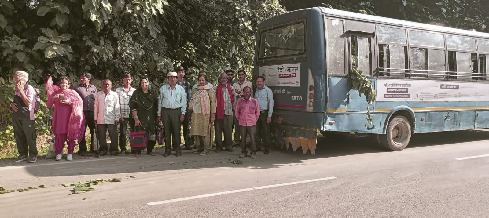 वोहनी में हांफी एचआटीसी की बस और अन्य बस का इंतजार करती सवारियां। स्रत्रोत : संवाद