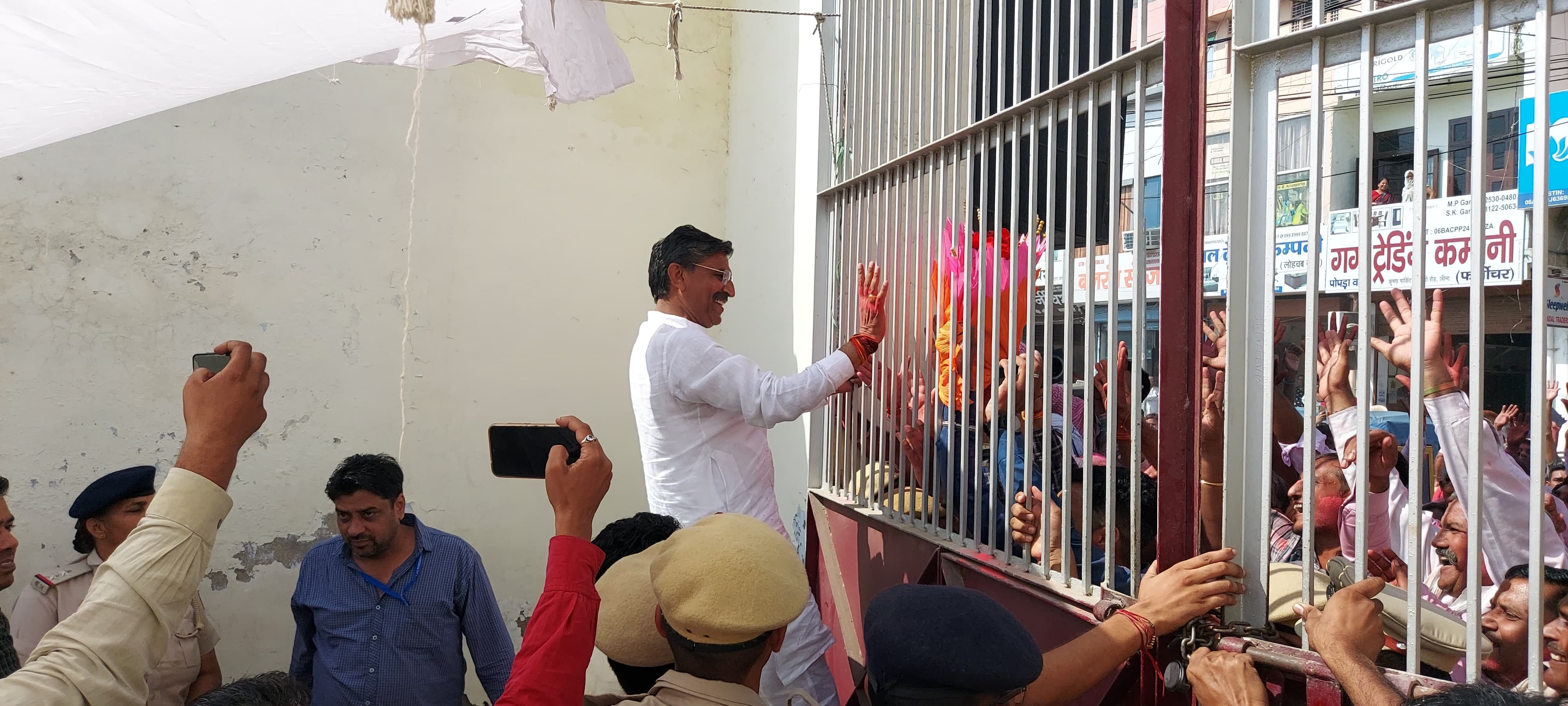 08जेएनडी12-जीत के बाद भाजपा प्रत्याशी कृष्ण बेदी को कंधे पर उठाए हुए कार्यकर्ता। संवाद 08जेएनडी12-जीत के बाद भाजपा प्रत्याशी कृष्ण बेदी को कंधे पर उठाए हुए कार्यकर्ता। संवाद