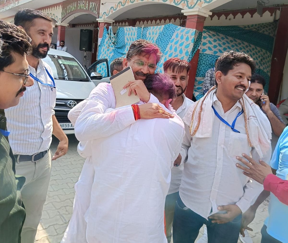 08जेएनडी12-जीत के बाद भाजपा प्रत्याशी कृष्ण बेदी को कंधे पर उठाए हुए कार्यकर्ता। संवाद 08जेएनडी12-जीत के बाद भाजपा प्रत्याशी कृष्ण बेदी को कंधे पर उठाए हुए कार्यकर्ता। संवाद