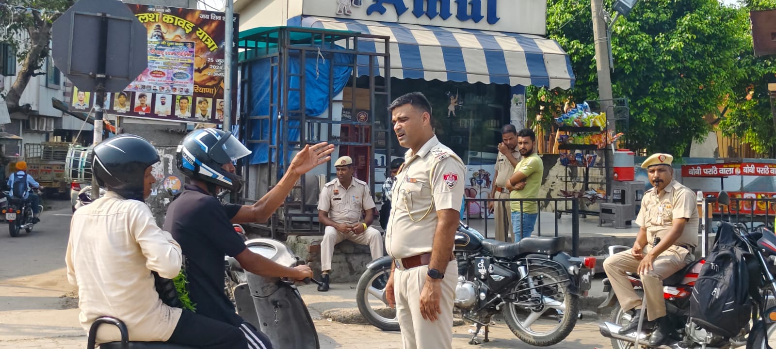 अंबाला छावनी गोबिंद नगर में लगा जाम। अंबाला छावनी गोबिंद नगर में लगा जाम।