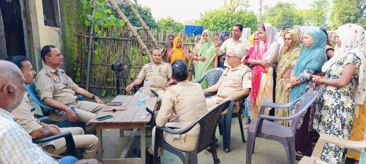 बाघ के हमले के बाद जुट ग्रामीण संवाद बाघ के हमले के बाद जुट ग्रामीण संवाद
