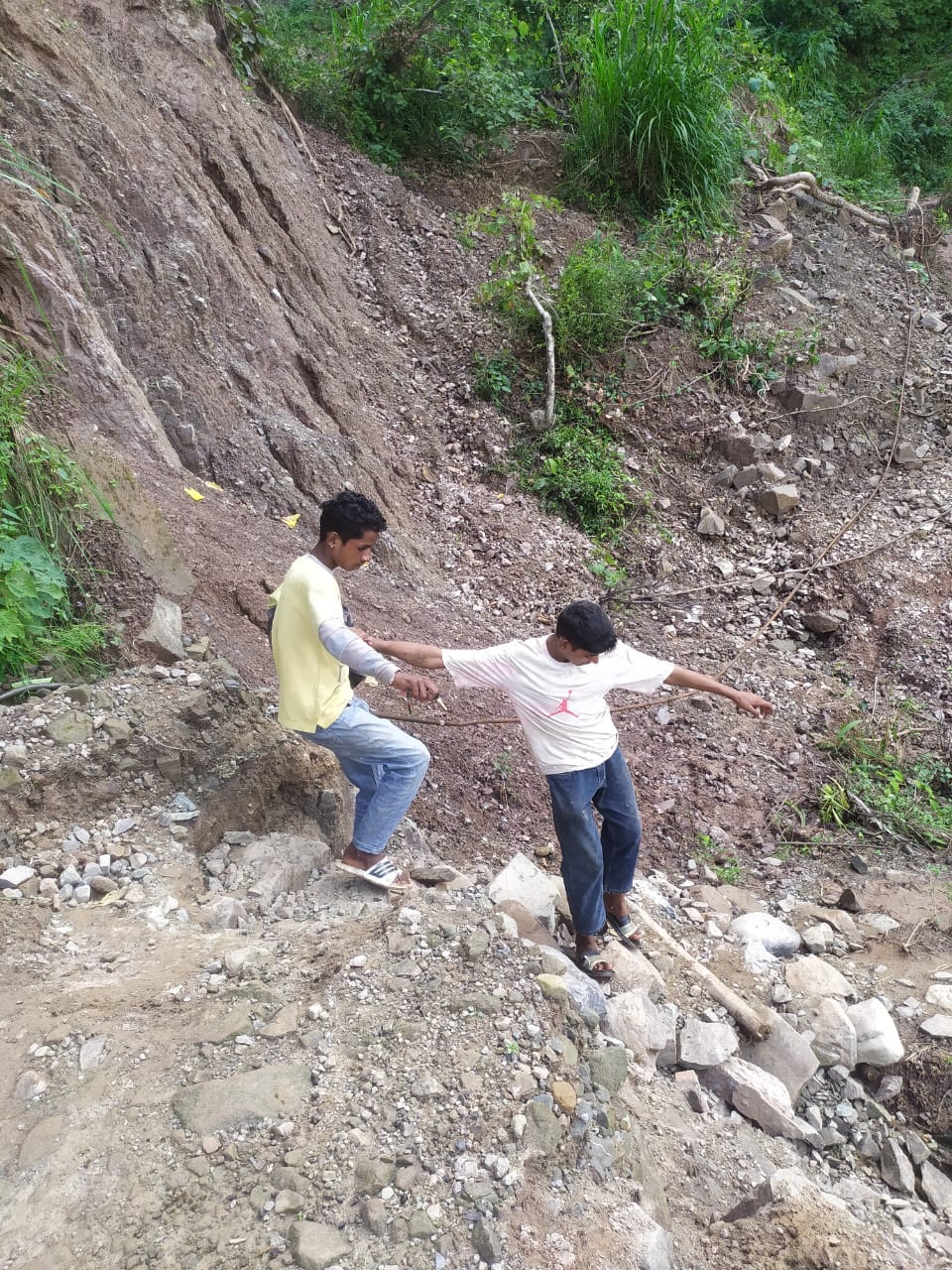 भूस्खलन से क्षतिग्रस्त हुई बकाहन-भनेत सड़क। संवाद भूस्खलन से क्षतिग्रस्त हुई बकाहन-भनेत सड़क। संवाद