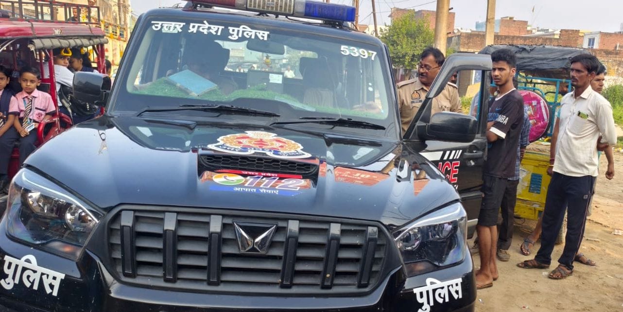 बिसौली में रोड पर खड़ा ट्रक। संवाद