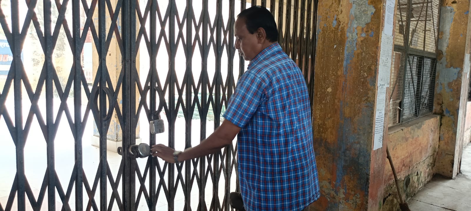 बीसलपुर राजकीय महाविद्यालय में महाविद्यालय खुलने की प्रतीक्षा में खड़े छात्र छात्राएं।संवाद बीसलपुर राजकीय महाविद्यालय में महाविद्यालय खुलने की प्रतीक्षा में खड़े छात्र छात्राएं।संवाद