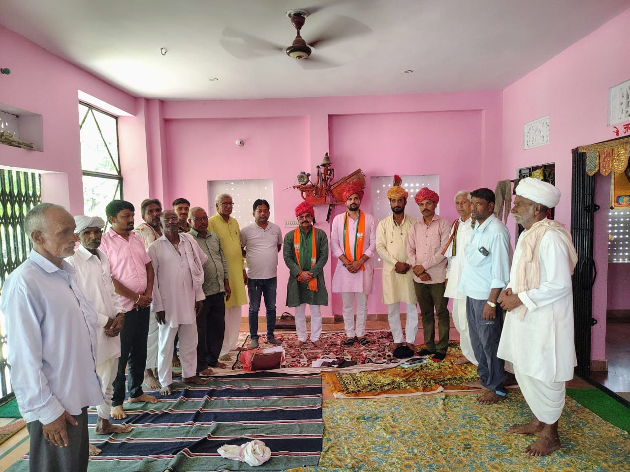 बूथ स्तरीय मीटिंग लेते भाजपा नेता बूथ स्तरीय मीटिंग लेते भाजपा नेता