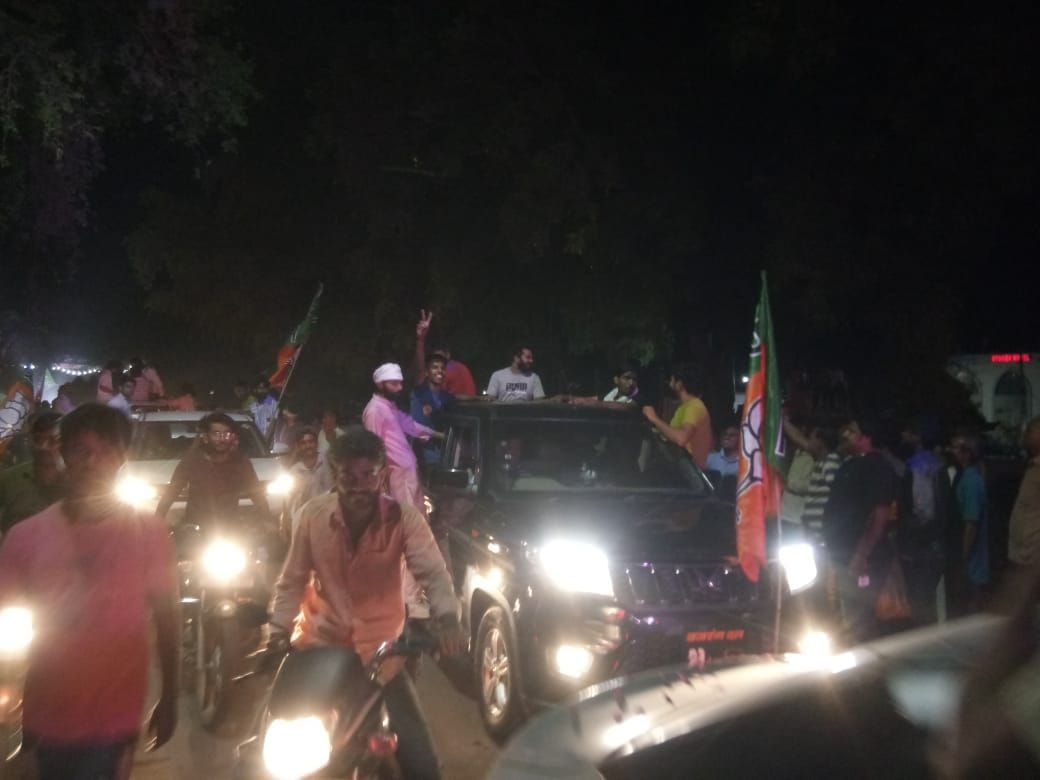 फोटो संख्या:67- बालाजी चौक पर लड्डू बांटकर खुशी मनाते कार्यकर्ता--ंसवाद