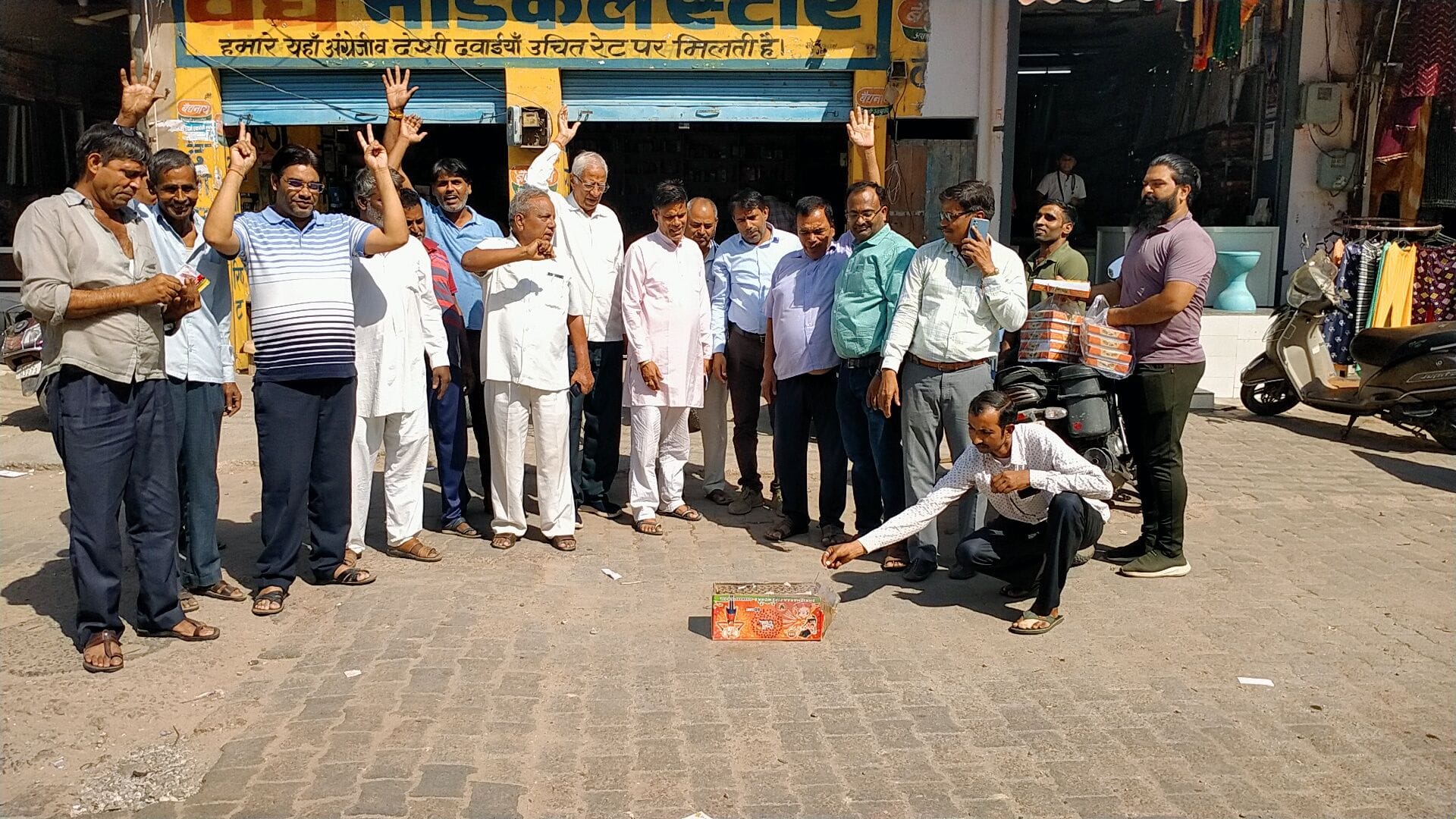 फोटो संख्या:67- बालाजी चौक पर लड्डू बांटकर खुशी मनाते कार्यकर्ता--ंसवाद