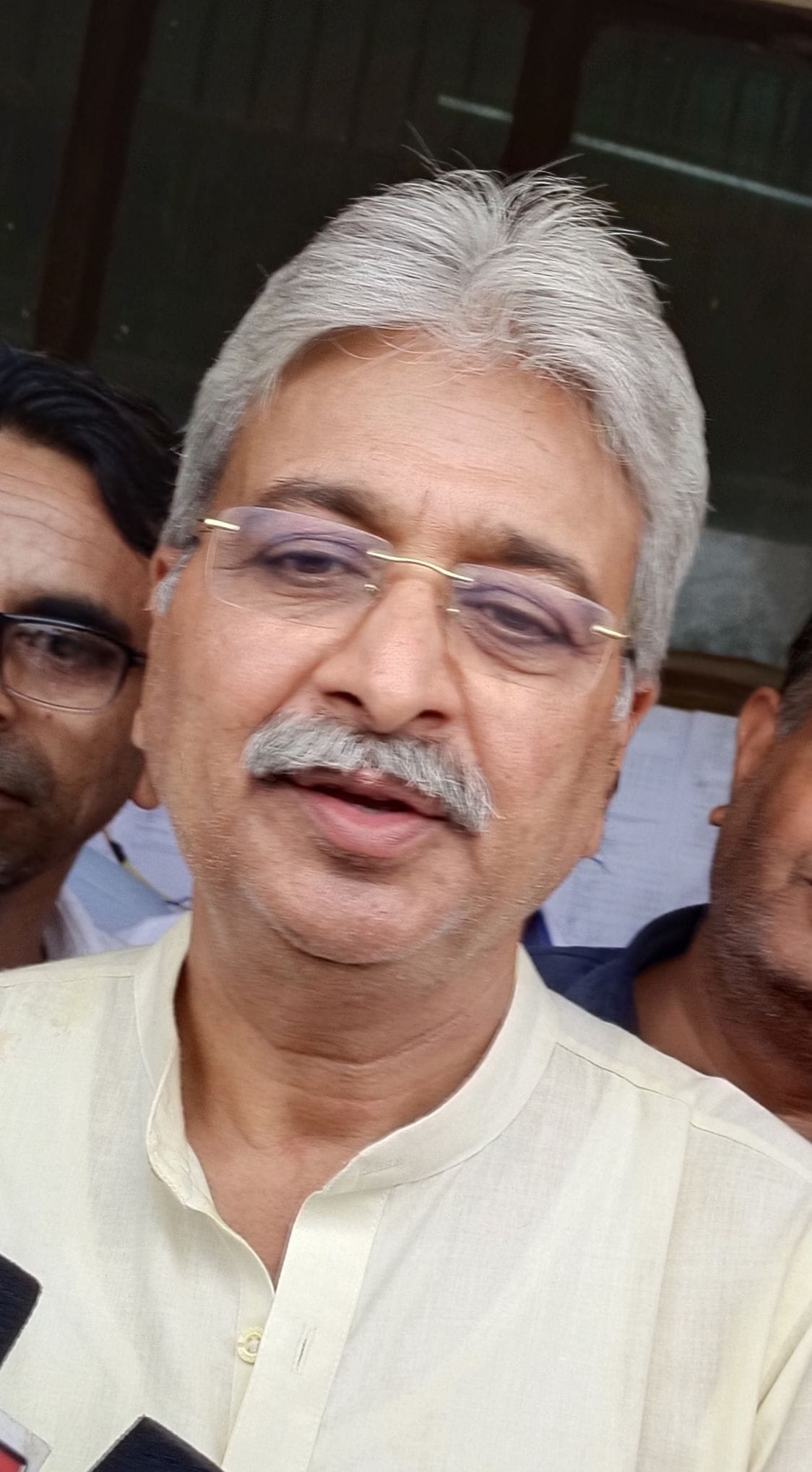 फोटो संख्या:67- बालाजी चौक पर लड्डू बांटकर खुशी मनाते कार्यकर्ता--ंसवाद