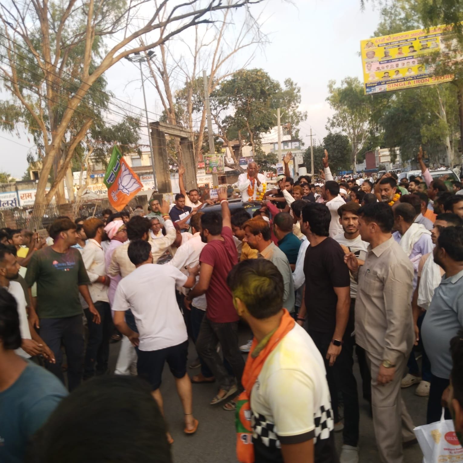 फोटो संख्या:67- बालाजी चौक पर लड्डू बांटकर खुशी मनाते कार्यकर्ता--ंसवाद