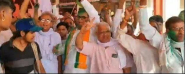 फोटो संख्या:67- बालाजी चौक पर लड्डू बांटकर खुशी मनाते कार्यकर्ता--ंसवाद