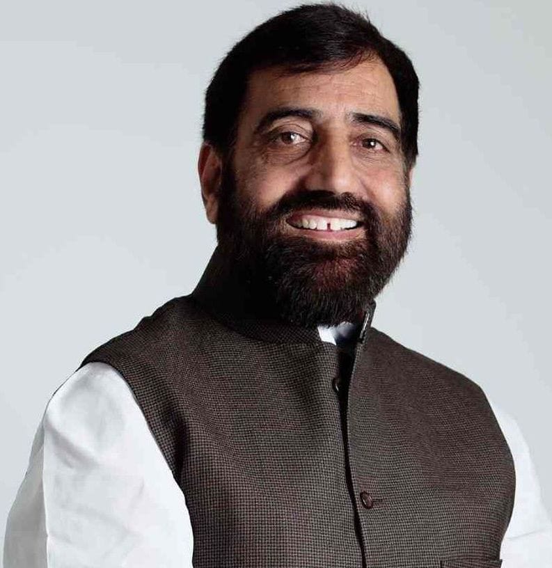फोटो संख्या:71- जीत के बाद कार्यकर्ताओं का आभार प्रकट करते बीजेपी प्रत्याशी कंवर सिंह--संवाद