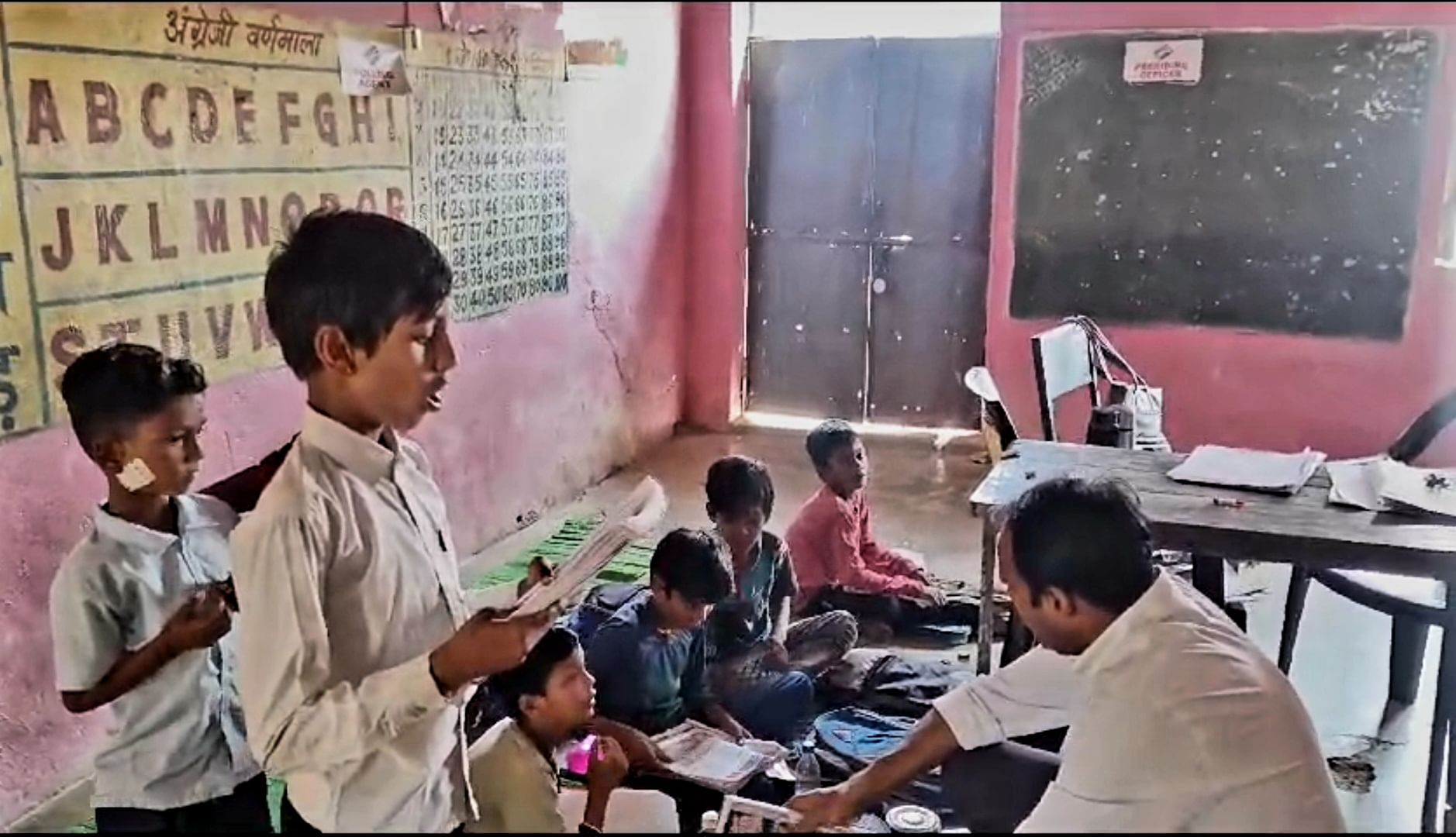 स्कूल में बच्चो से चर्चा करते कलेक्टर