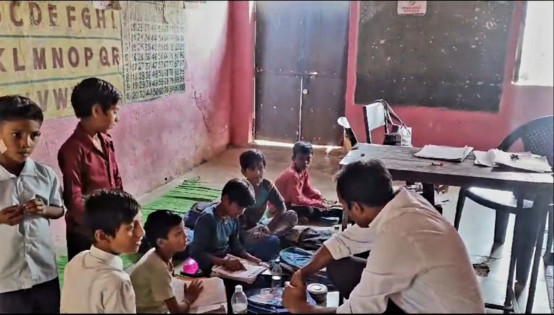 स्कूल में बच्चो से चर्चा करते कलेक्टर