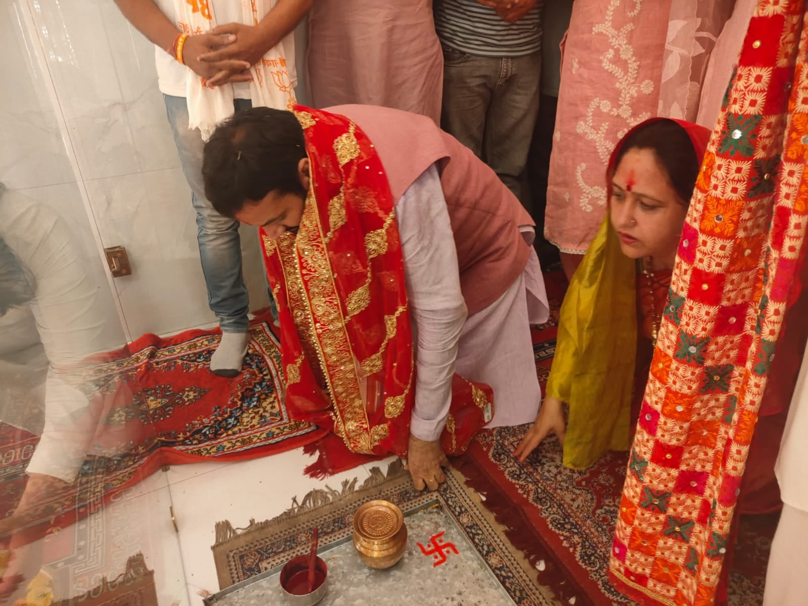 लाडवा। विजय जुलूस के दौरान हाथ उठाकर लोगों का धन्यवाद करते कार्यवाहक मुख्यमंत्री नायब सैनी।संवा