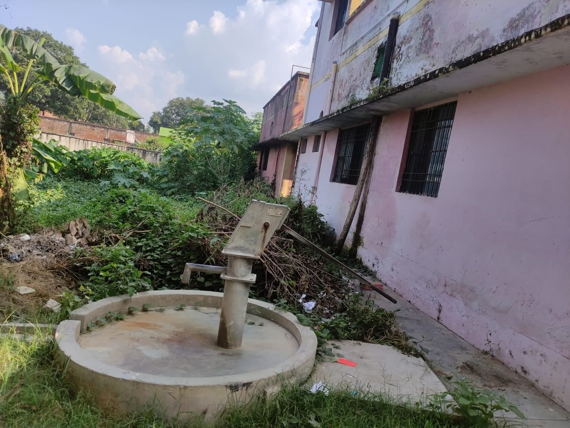 रमियाबेहड़ सीएचसी परिसर में लगे नल के पास गंदगी और झाड़-झंखाड  संवाद