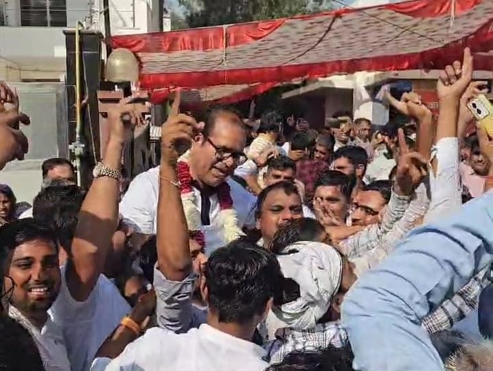 रेवाड़ी। रेवाड़ी से भाजपा प्रत्याशी लक्ष्मण सिंह यादव जीतने के बाद कार्यकर्ता उन्हें मतगणना कें रेवाड़ी। रेवाड़ी से भाजपा प्रत्याशी लक्ष्मण सिंह यादव जीतने के बाद कार्यकर्ता उन्हें मतगणना कें